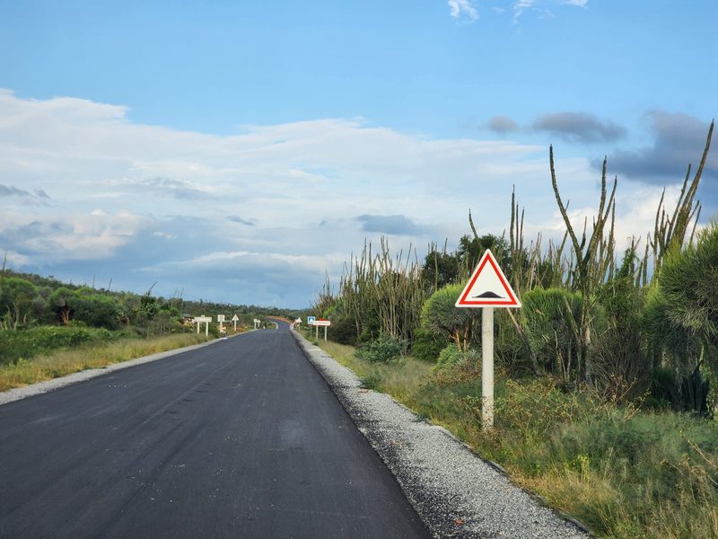 Route bitumée, signalisation en place