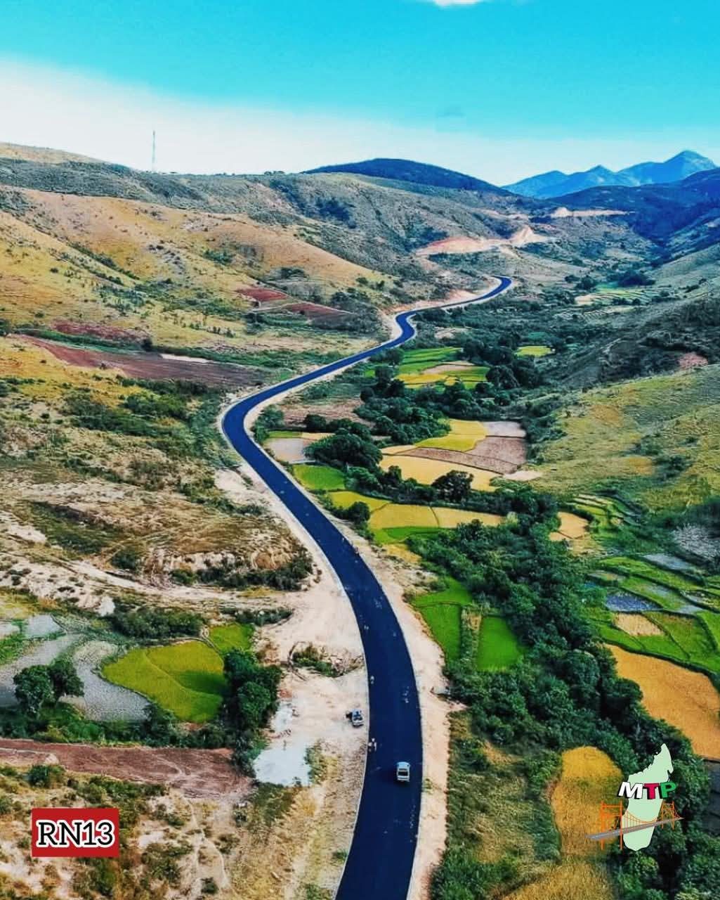 La RN13 serpente entre collines et rizières