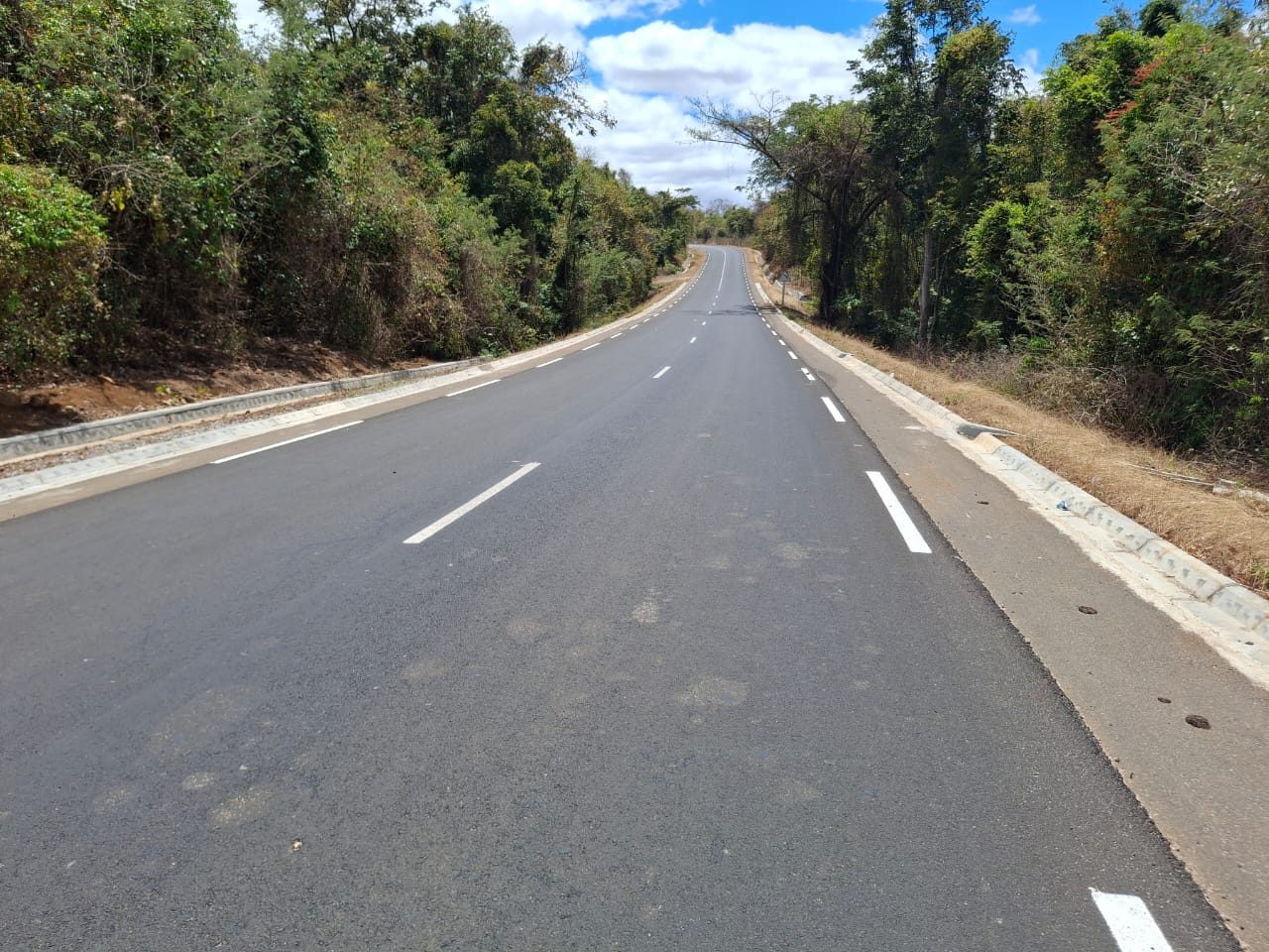 Route RN6 rénovée, marquage au sol et bordures en place
