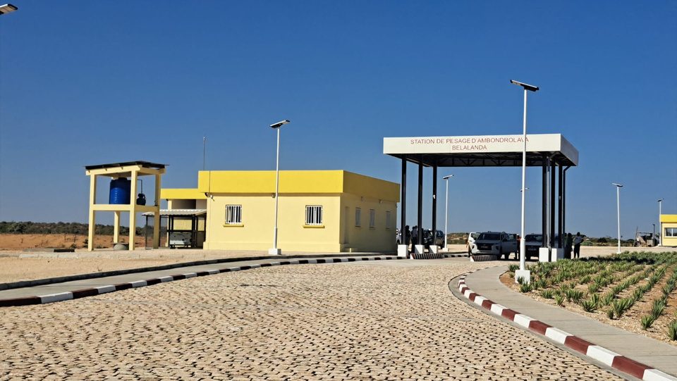 Bâtiment et portique d’une station de pesage