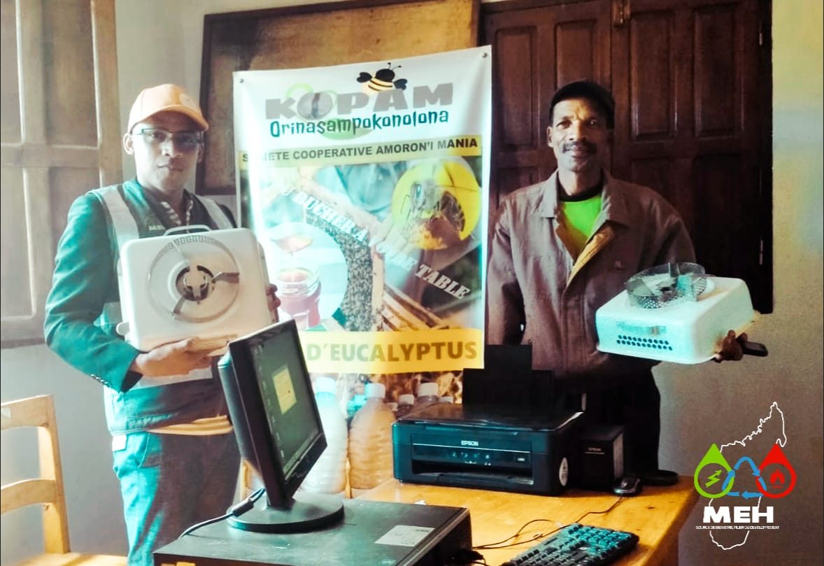 Deux membres de la coopérative KOPAM présentant des foyers